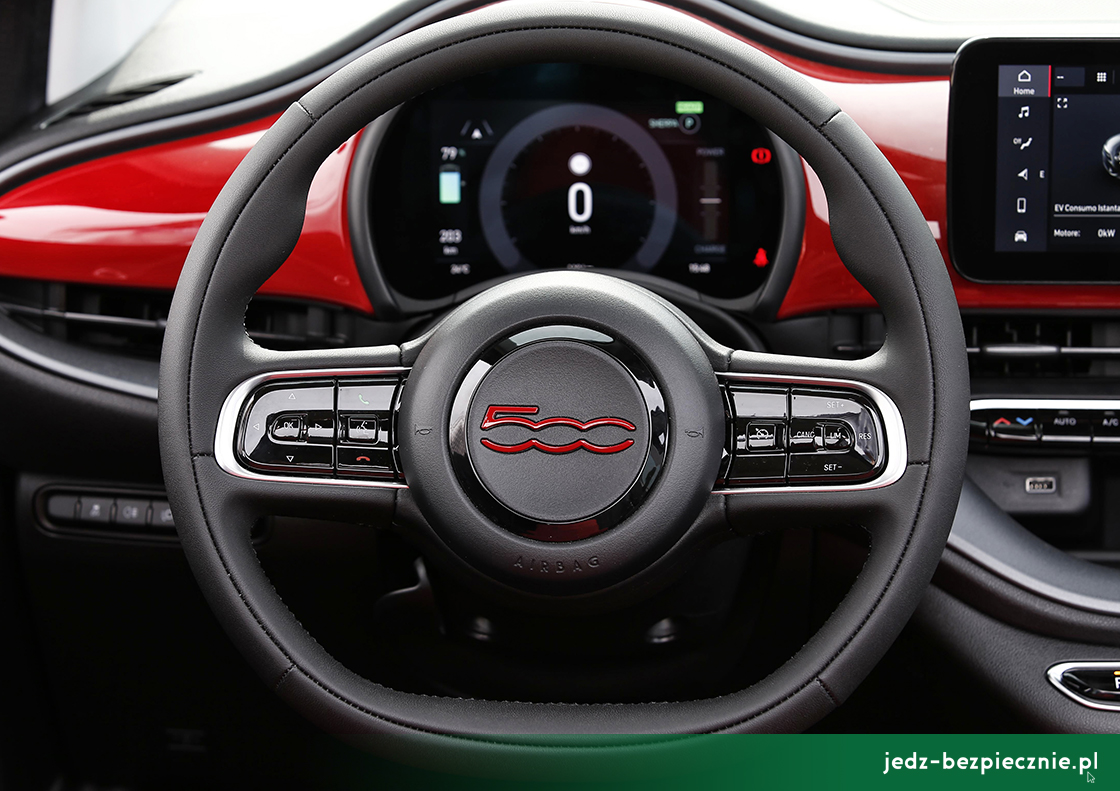 Premiera tygodnia - Rodzina Fiatów 500 RED - kierownica Nowego Fiata 500 RED z napędem elektrycznym